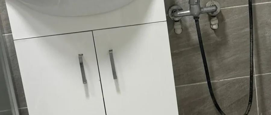 شلنگ توالت مشکی نصب‌شده در سرویس بهداشتی؛ نمونه کار واقعی Handyman MultiFix در نیوکاسل