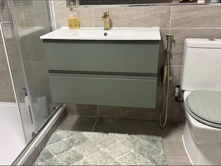 نمونه پروژه نصب شلنگ توالت طلایی کنار توالت و کابینت سبز توسط Handyman MultiFix